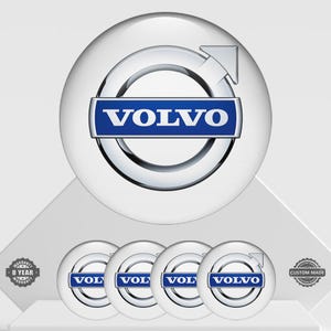 Op de afbeelding: Een set van vijf Volvo embleemstickers. Het Volvo-logo, met een blauwe rechthoek en merknaam, is omgeven door een zilveren ring. De afbeelding bevat ook een op maat gemaakt en 8 jaar garantie-badge.
