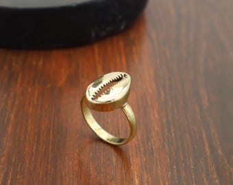 Cowrie Shell Ring, Shell Statement Ring, Boho Beach Jewelry, Ocean Inspired Ring, Coastal Jewelry, Vintage Style Adjustable Ring