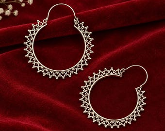 Handgefertigte, kunstvoll verzierte Messing-Creolen – Boho-Ohrringe mit Herz- und Wirbelmuster im Ethno-Stil