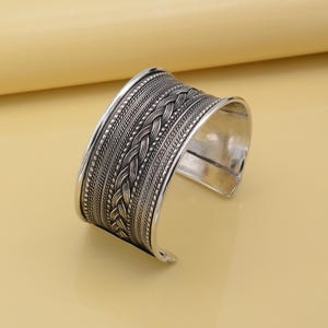 Gehämmertes Silber Messing Armreif, Handgemachter verstellbarer breiter Armreif, Minimalistischer Boho Schmuck, Strukturierte Manschette, Geschenk für Frauen
