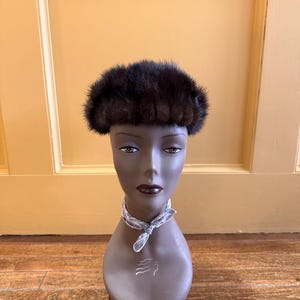 Vtg 50’s Mink Hat with Black Trim Union Made in USA Accessories | Vtg 5s Mink Hat With Black Trim Union Made In  main image 4
