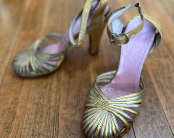Sandalias de noche vintage de cuero dorado de los años 40/50 / Sandalias de cóctel con tiras metálicas / Talla 5.5c