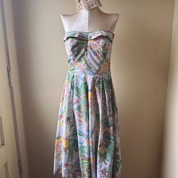 Vestido hawaiano vintage sin tirantes de los años 50 / Surfriders Sportswear, Honolulu, Hawái / Corpiño con ballenas