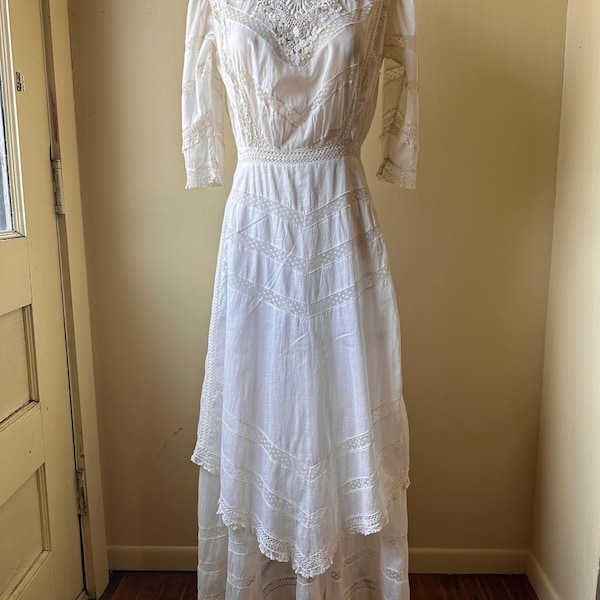 Vestido de té antiguo de algodón y encaje de la época eduardiana de principios del siglo XX