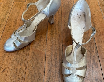 1930s Silver Leather T-Strap Heels | Art Deco Metallic Pumps