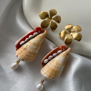 Pendientes de oro con forma de flor y concha, con perlas de agua dulce auténticas | Pendientes de acero de ley | Joyería playera llamativa | Pendientes marinos hechos a mano