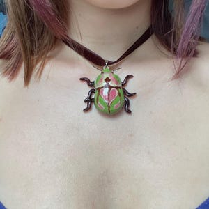 Collana con ciondolo a forma di scarabeo, gioielli alternativi stravaganti e fatati, insetti e coccinelle
