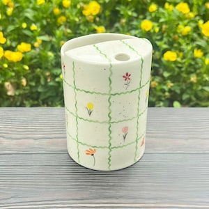 以下が含まれることがあります： クリーム、ライトグレー、ダークグレーの、まだら模様のマット仕上げのセラミックマグ3個セット。 各マグはシンプルでミニマリストなデザインで、コーヒーや紅茶に最適です。