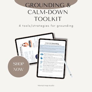 Peut inclure: Deux tablettes affichent des techniques d'ancrage. L'une montre un guide sur la respiration d'ancrage, l'autre détaille la méthode d'ancrage 5-4-3-2-1. Le texte indique "Grounding & Calm-Down Toolkit" et "Shop Now". Un stylet est également visible.