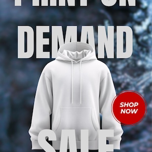 Op de afbeelding: Witte hoodie met een voorzak en trekkoord, tegen een wazige blauwe achtergrond. De woorden "PRINT ON DEMAND" en "SALE" staan in grote witte letters. Een rode cirkel met "SHOP NOW" is ook zichtbaar.