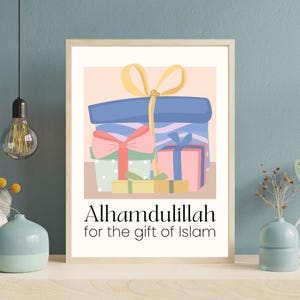 Könnte beinhalten: Ein gerahmter Kunstdruck mit einem Stapel illustrierter Geschenkboxen in Blau, Rosa, Grün und Gelb, gebunden mit einem gelben Band. Der Text "Alhamdulillah for the gift of Islam" ist unten in schwarzer Schrift dargestellt.