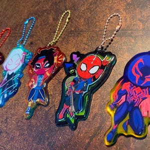 Homem-Aranha: Além do Aranhaverso - Pingentes de acrílico epóxi brilhantes