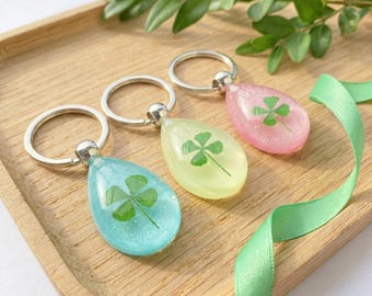 Glow in the Dark Four Leaf Clover Keychain, Lucky Clover Keyring, Resin Charm, Gift for Her, Friendship Gift, Cute Bag Accessory