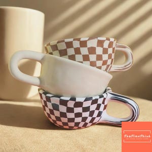 Retro rutig keramikmugg svarta och bruna kaffekoppar för estetiskt kök unika temuggar modern present till kaffeälskare