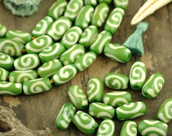 Tonneau vert : Perles en tube d'os en spirale, grand trou, peintes à la main, 6 x 12 mm, teinté, os de vache peint, artisanat, fournitures pour fabrication de bijoux, 15 pièces