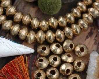 Messing-Stamm: Gestempelte, runde Vintage-Perlen mit großem Loch, antike afrikanische konturierte Rondelle, 14x10 mm, echte Stammesmode, selten, 3 goldene Perlen