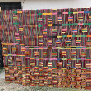 Ewe Kente Tuch aus Ghana, 1970's Vintage, Tribal gewebtes Textil, mehrfarbiger Wandbehang, afrikanische Innendekoration, gestreiftes Wohndekor Bild 2