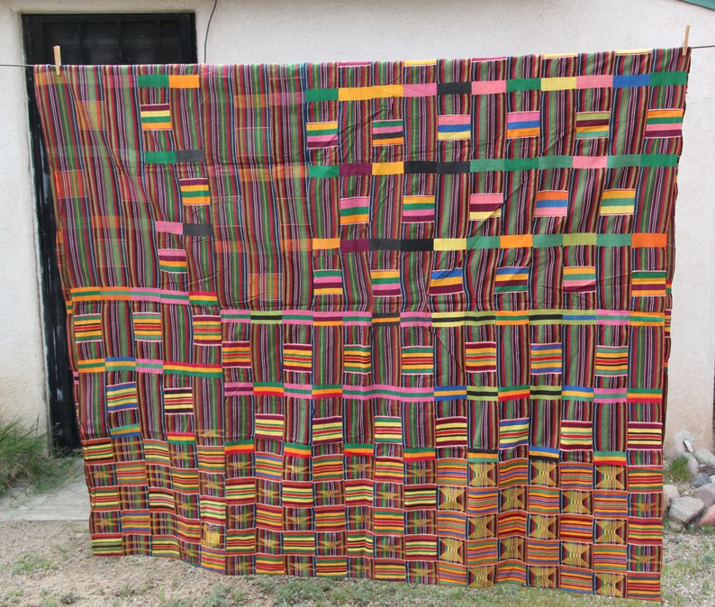 Ewe Kente Tuch aus Ghana, 1970's Vintage, Tribal gewebtes Textil, mehrfarbiger Wandbehang, afrikanische Innendekoration, gestreiftes Wohndekor Bild 2