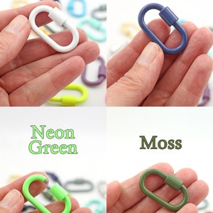 Puede incluir: Cuatro cierres ovalados de metal de diferentes colores con un peque&ntilde;o cilindro en el medio. Los colores son blanco, azul crep&uacute;sculo, verde ne&oacute;n y musgo.