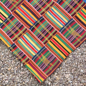 Ewe Kente Tuch aus Ghana, 1970's Vintage, Tribal gewebtes Textil, mehrfarbiger Wandbehang, afrikanische Innendekoration, gestreiftes Wohndekor Bild 3