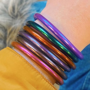 アームパーティースタック：タイの寺院のブレスレット、お守りの寺院のラッシュ、金箔のバングルセット Jewel Tones Stack