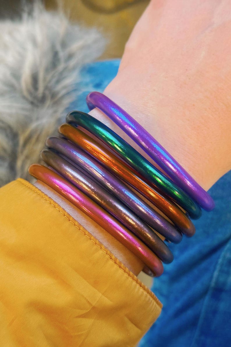 アームパーティースタック：タイの寺院のブレスレット、お守りの寺院のラッシュ、金箔のバングルセット Jewel Tones Stack