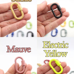 Puede incluir: Cuatro cierres met&aacute;licos de diferentes colores, cada uno sostenido en una mano. Los colores son beige, negro, malva y amarillo el&eacute;ctrico. Los cierres tienen forma ovalada con un peque&ntilde;o cilindro en el medio.