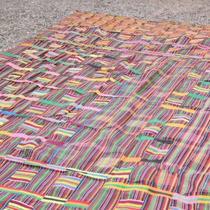 Ewe Kente Tuch aus Ghana, 1970's Vintage, Tribal gewebtes Textil, mehrfarbiger Wandbehang, afrikanische Innendekoration, gestreiftes Wohndekor Bild 4