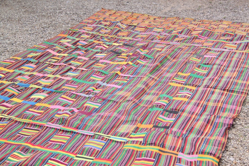 Ewe Kente Tuch aus Ghana, 1970's Vintage, Tribal gewebtes Textil, mehrfarbiger Wandbehang, afrikanische Innendekoration, gestreiftes Wohndekor Bild 4