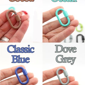 Puede incluir: Cuatro cierres de langosta de metal de diferentes colores, cada uno sostenido en una mano. Los colores son Cacao Especiado, Oc&eacute;ano Turquesa, Azul Cl&aacute;sico y Gris Paloma.