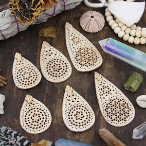 Flores a Huesos: Colgante de hueso estilo mandala tallado a mano, hecho en India, con filigrana floral, joyería DIY y materiales para manualidades.