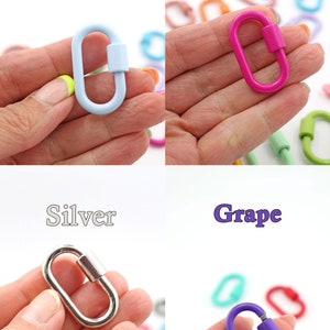 Puede incluir: Cuatro cierres de langosta de metal de diferentes colores: plateado, azul claro, rosa y morado. Los cierres se sostienen en una mano, con el nombre del color escrito encima de cada cierre.