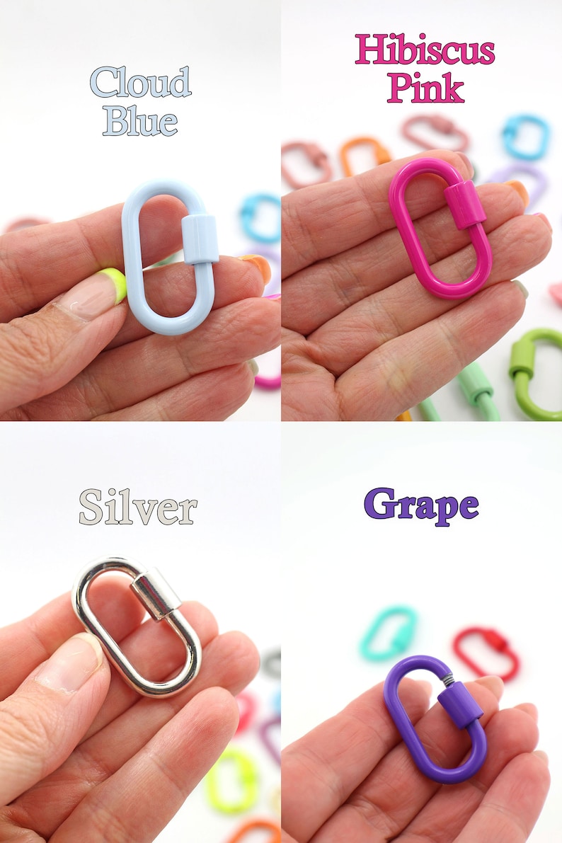 Puede incluir: Cuatro cierres de langosta de metal de diferentes colores: plateado, azul claro, rosa y morado. Los cierres se sostienen en una mano, con el nombre del color escrito encima de cada cierre.