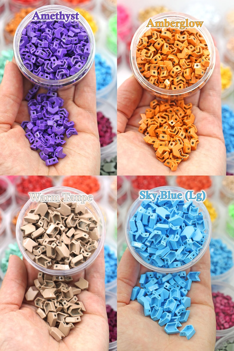 K&ouml;nnte beinhalten: Vier Beh&auml;lter mit bunten, kleinen, plastikartigen Pfeil-f&ouml;rmigen Perlen. Die Farben sind Amethyst, Amberglow, warmes Taupe und Himmelblau.
