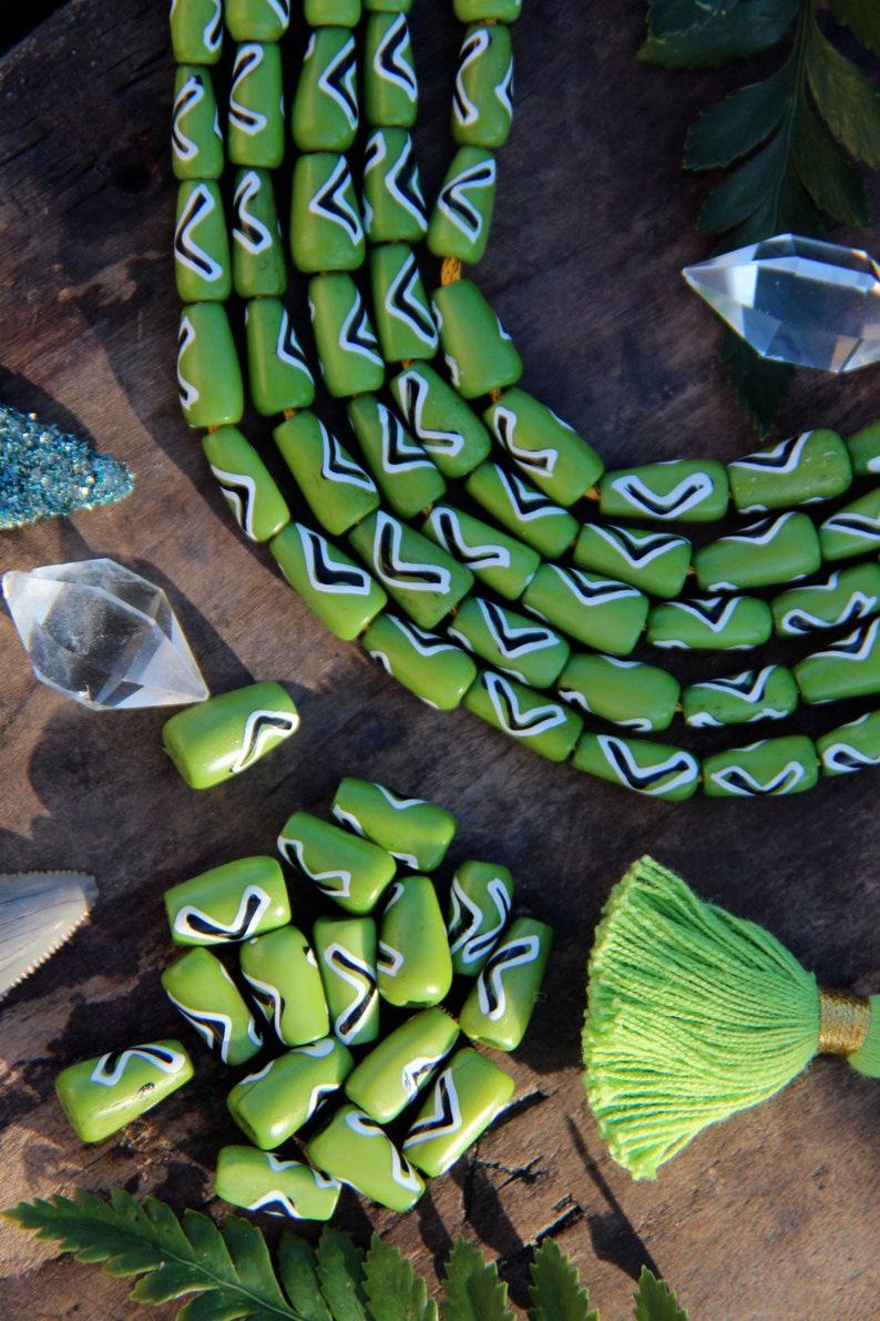 Green Arrow: Hand Painted Stained Teardrop Bone Beads, 6x13mm, 16 beads, White & Black, Indian Cow Bone, Craft, Jewelry Making Supply image 3