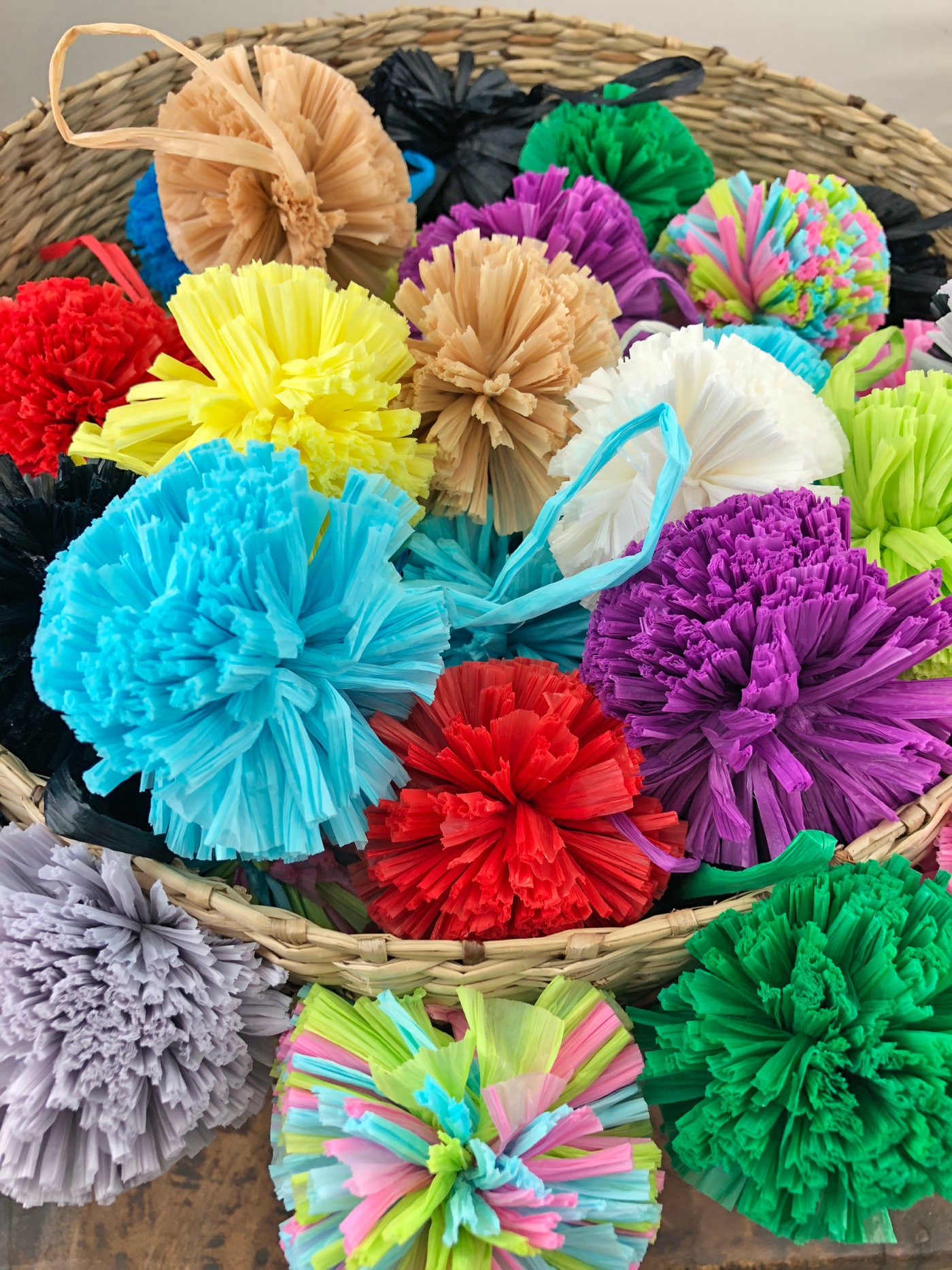 ラフィアポンポン（ループ付き） 工芸品、春の工芸品、ラフィア財布