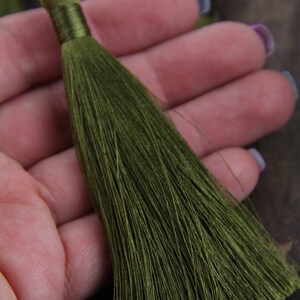 Borlas de lujo sedosas verdes musgosas, color natural, colgantes de borlas largas hechas a mano, fabricación de joyas diy, encanto de flecos, borla de 3,5, 2 piezas imagen 5