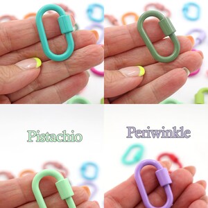 Puede incluir: Cuatro cierres de langosta met&aacute;licos de diferentes colores, cada uno sostenido en una mano. Los colores son azul tropical, salvia ahumada, pistacho y periwinkle.