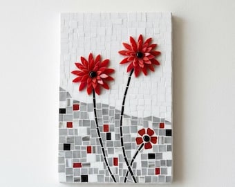 Bellissima opera d'arte in mosaico 3D con fiori 3D in grigio, bianco, rosso e nero.