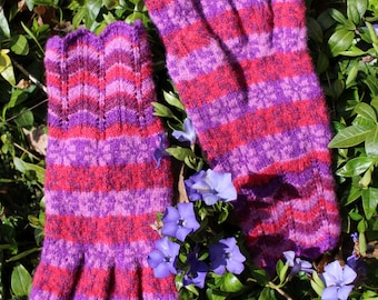Guanti da donna estoni finemente lavorati a maglia in stile Räpina nei colori viola, pervinca, rosso e bordeaux