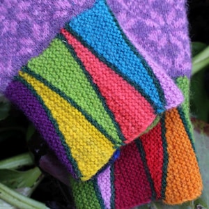 Fein gestrickte estnische Damenhandschuhe im Sangaste-Stil Valga Flieder und Lila Leistungsstarke 8-zackige Sternbunte Dreiecksmanschetten