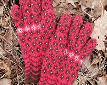 Fijn gebreide Estse handschoenen in Võnnu-stijl op roze met bruine en natuurlijke witte stippen