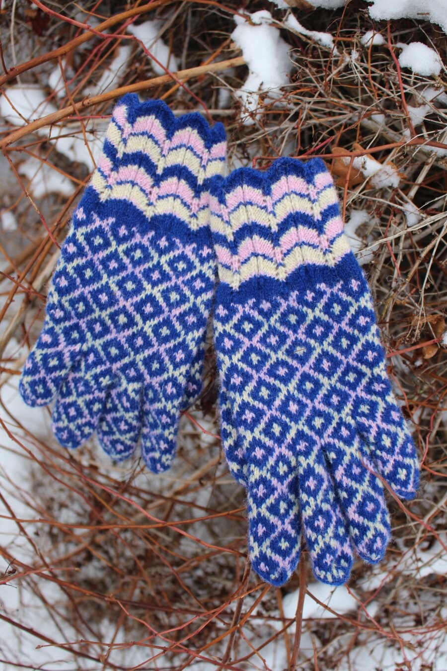Finely Knitted Estonian Lady's Gloves in Pärnu-Jaagupi Style in Azure Blue Pink and Natural White