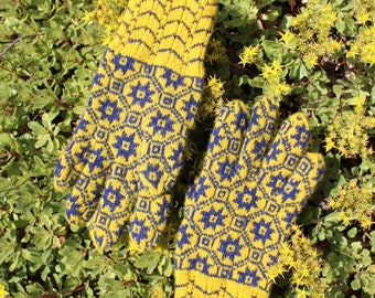 Finely Knitted Estonian Lady&#39;s Gloves in Nõo Style in Navy Blue and Yellow