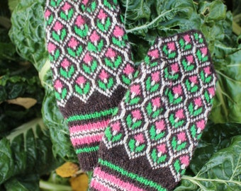 Finely Hand Knitted Estonian Mittens in Christmas Tree Pattern 3-layered - warm and windproof