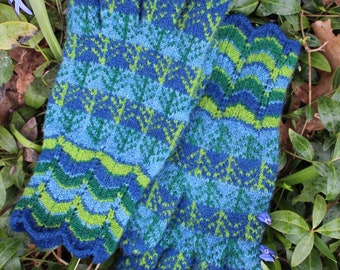 Guantes de señora estonios Seto finamente tejidos en estilo Panjavitsa en azules y verdes, puños de encaje esmeralda azul marino