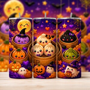 Op de afbeelding: Een cilindrische beker met een Halloween-patroon met schattige, antropomorfe dumplings in bamboe stoommandjes, lachende pompoenen en spookjes. Het ontwerp bevat een paarse nachtelijke hemel met een gele maan, sterren en vleermuizen.