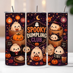 以下が含まれることがあります： 金属製のストローが付いた円筒形のタンブラーで、ダークパープルのハロウィーン柄が特徴です。コスチュームを着た餃子のキャラクター、カボチャ、提灯、そして「SPOOKY DUMPLING CLUB」、「HOT & STEAMY」、「TRICK OR TREAT」という文字がデザインされています。