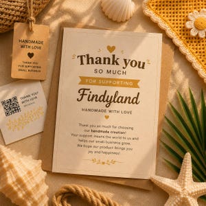 Może przedstawiać: Kremowa kartka z podziękowaniami z brązowym i złotym napisem Thank you so much for supporting Findyland handmade with love, wraz z małą zawieszką o tej samej treści oraz kwadratową kartką z kodem QR i motywami kwiatowymi.