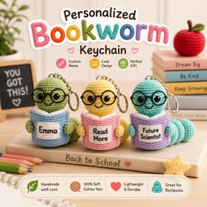 Puede incluir: Tres llaveros de gusanito de libro tejidos a ganchillo con gafas negras redondas, cada uno sosteniendo un pequeño libro. El libro del gusano verde dice Emma, el amarillo Read More y el turquesa Future Scientist. Cada uno tiene una anilla metálica.